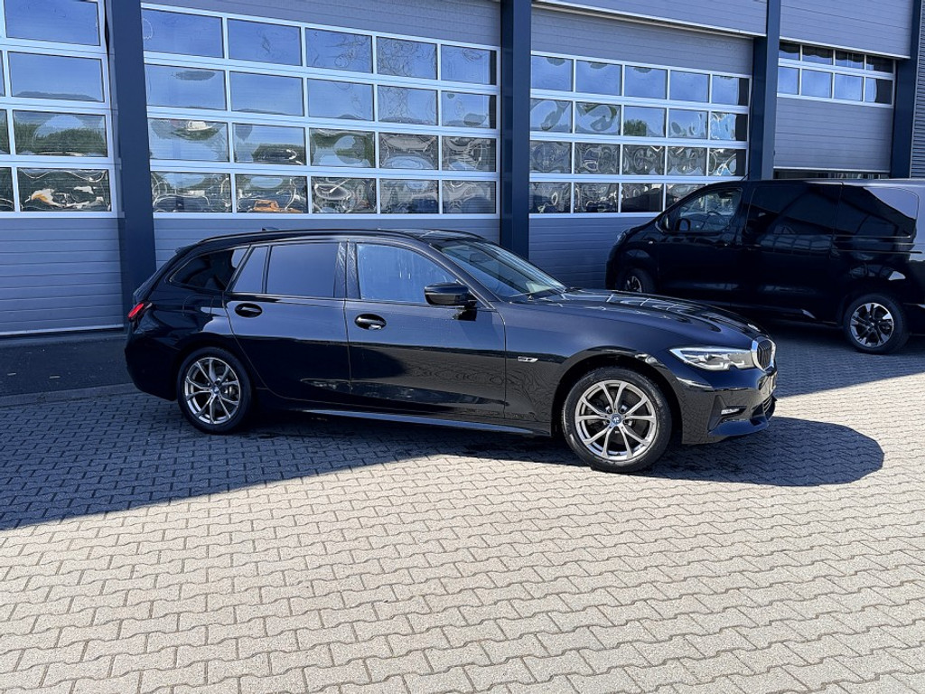 53030980-3.jpg