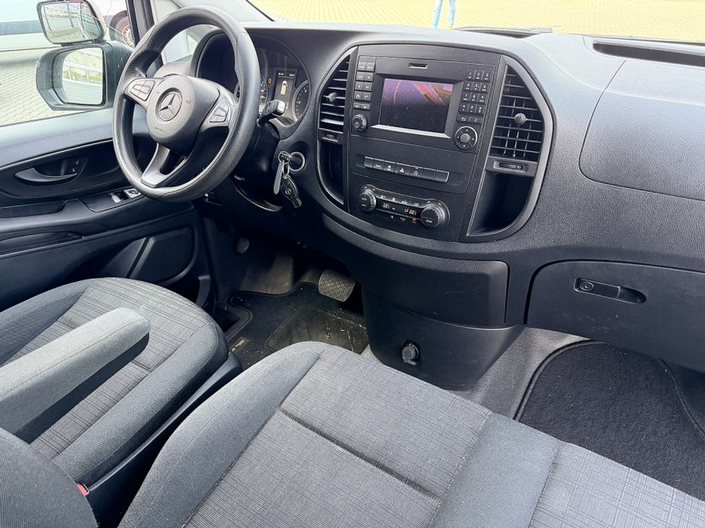 54687351-10.jpg